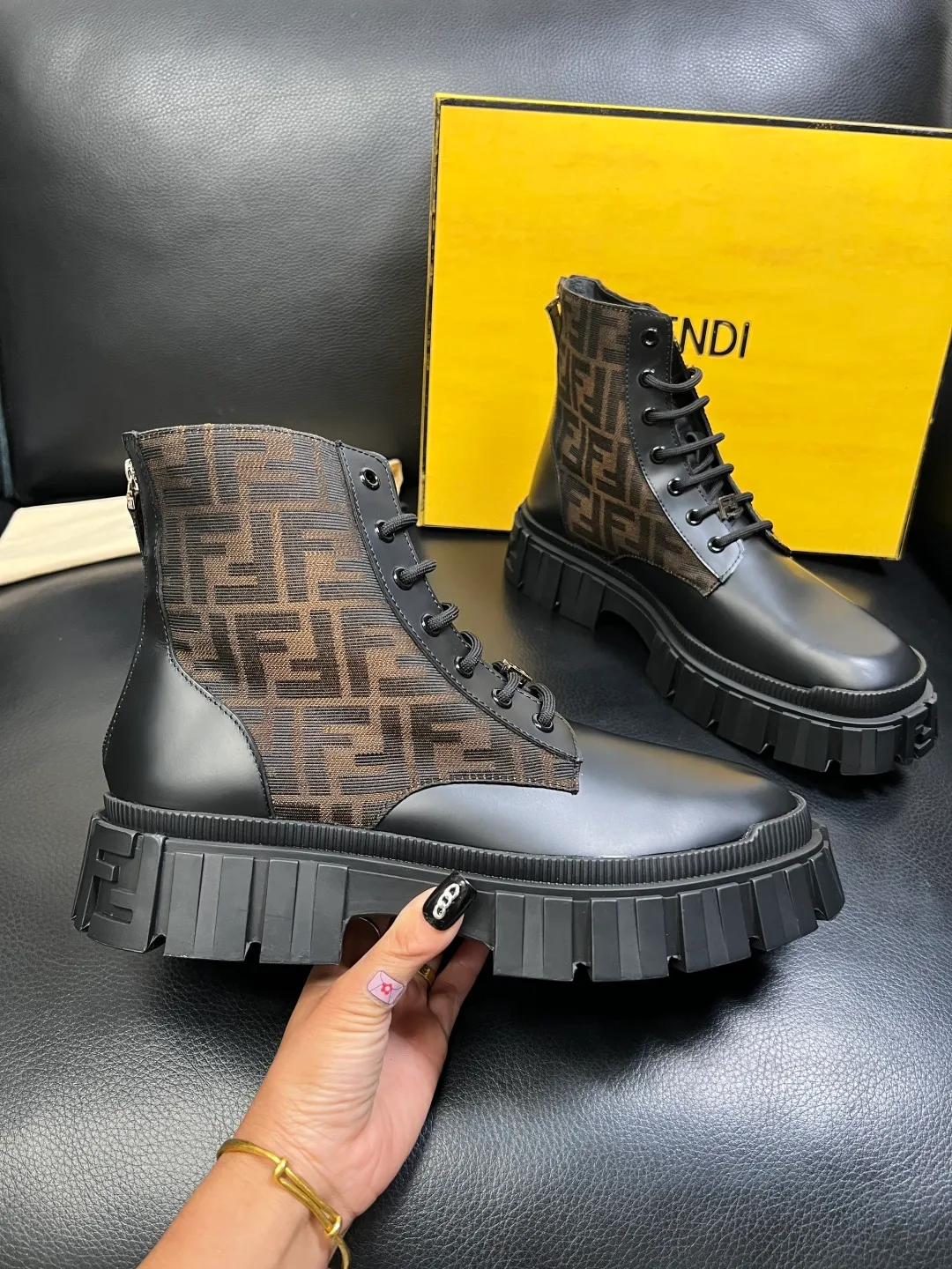 Men's shoes 💰900 FENDI High-quality top craftsmanship, Fendi boots high-top counter synchronization, original factory configuration imported Italian cowhide fly-knit fabric, imported cowhide lining, breathable and comfortable, soles: original soles specially provided by the original factory, original factory and single goods are welcome to compare, code number 39-44 (customized 38 45)